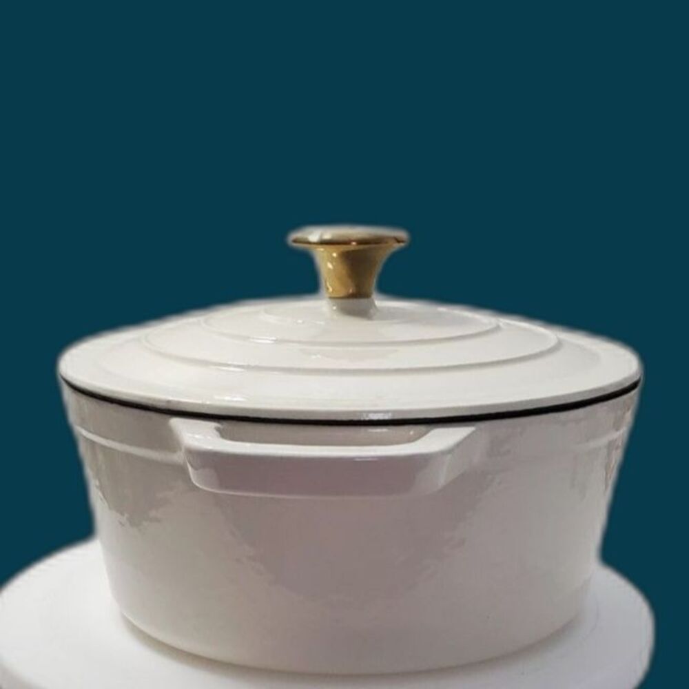 Le Creuset Signature Round Dutch Oven/Casserole with a gold knob 3QT - Picture 5 of 10
